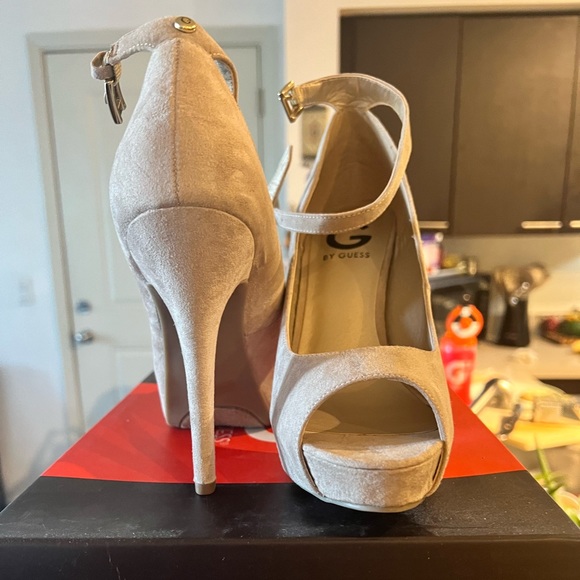 Brand new in box Guess suede heels - Picture 1 of 3